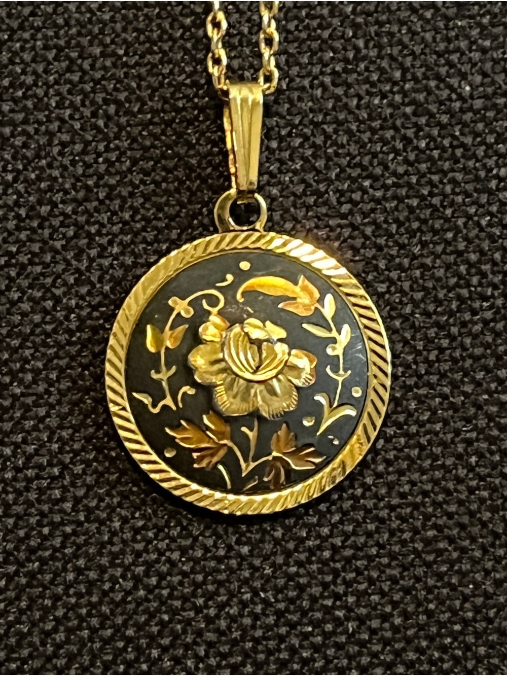 Vintage Damascene Gold
Floral Inlay Pendant
Necklace